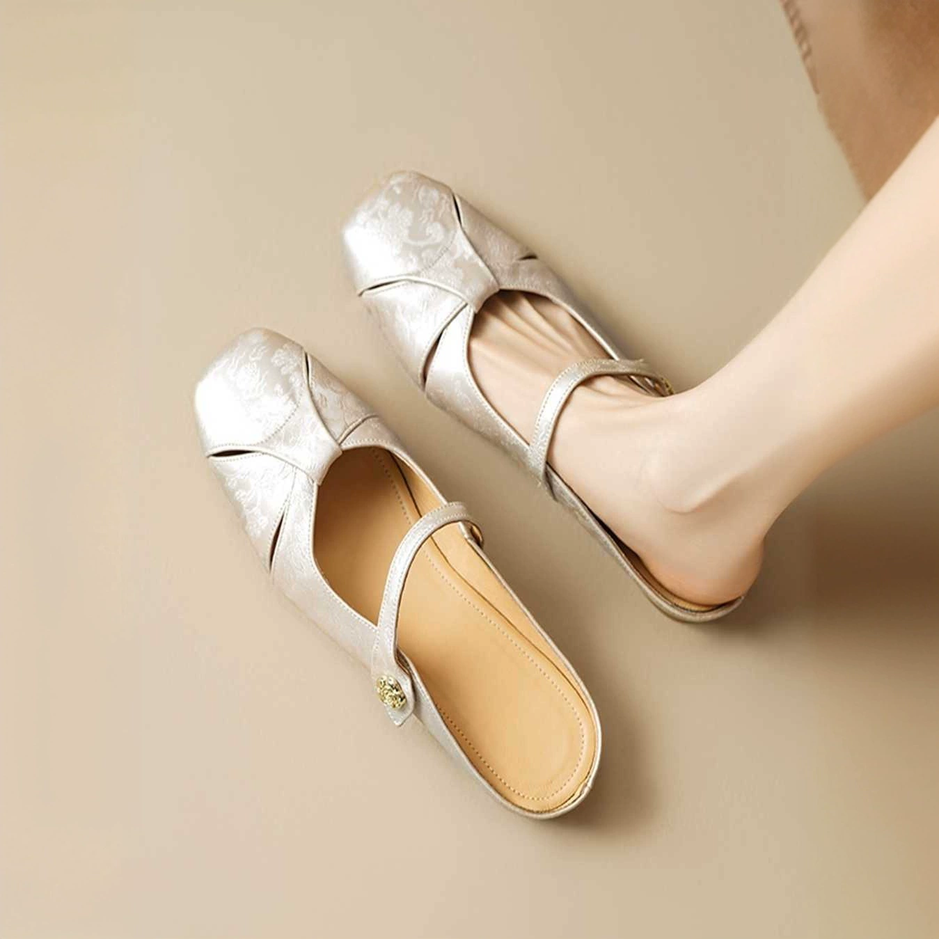 [Готовый запас] 899 пар мюлей в китайском стиле с камелиями. Новинка 2025 года: дышащие закрытые босоножки и полусандалии с ажурной отделкой.