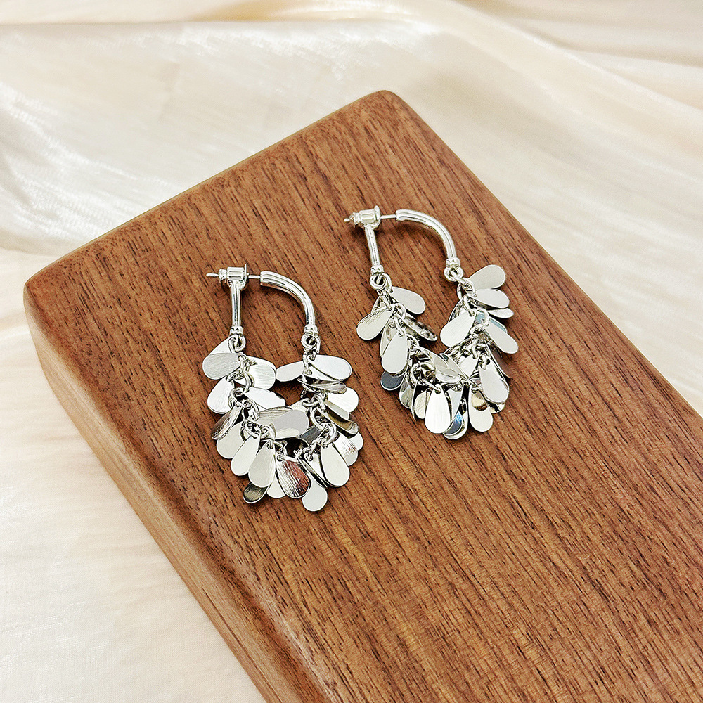 Pendientes largos de borla con lentejuelas de textura de metal europeo y americano Pendientes de moda de todo fósforo de alta calidad Pendientes ligeros de lujo para mujer