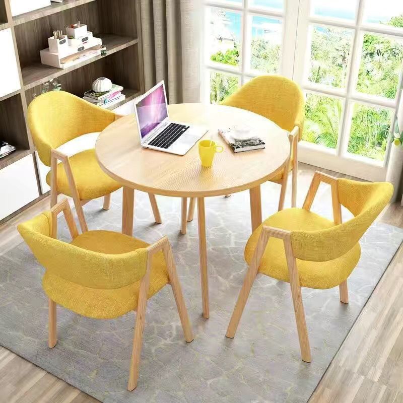 원목 원형 테이블 + 노란색 천 의자