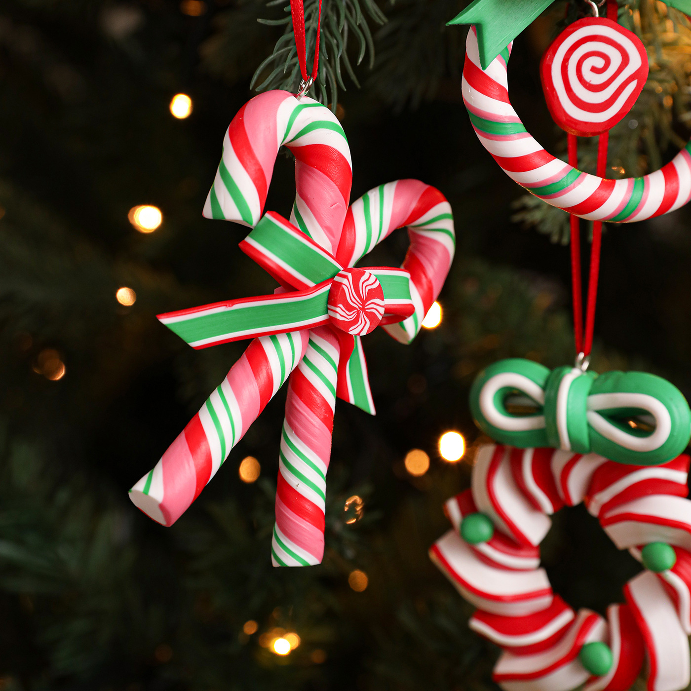 Nuevos artículos de decoración de Navidad creativos rojo, blanco y verde colgantes de dulces de cerámica suave imitación de barras de dulces colgantes en stock