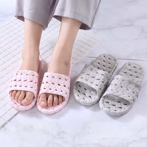 Non-slip women's slippers for bathroom