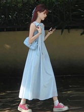 蓝色吊带挂脖连衣裙子女夏季2024新款早春法式设计感显瘦气质长裙