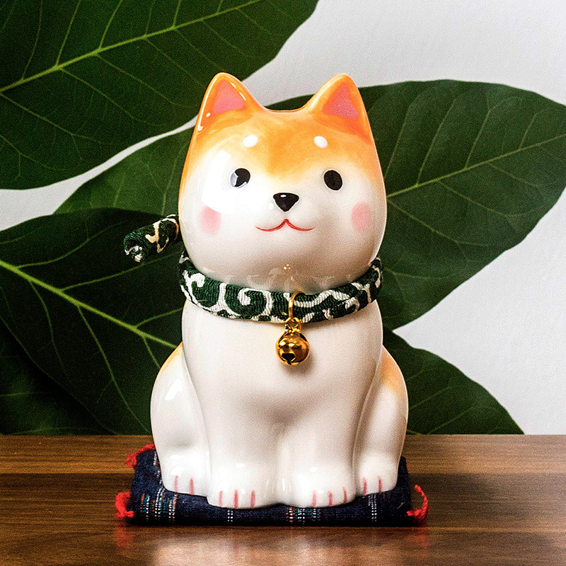 日本の薬師窯の日本式の座り方は柴犬が可愛いです。