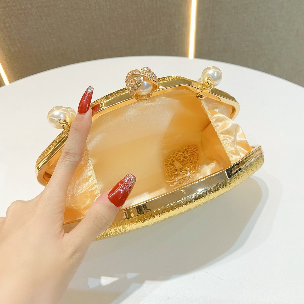 Pochette de soirée élégante avec perles pour banquet et gala_voghion.com