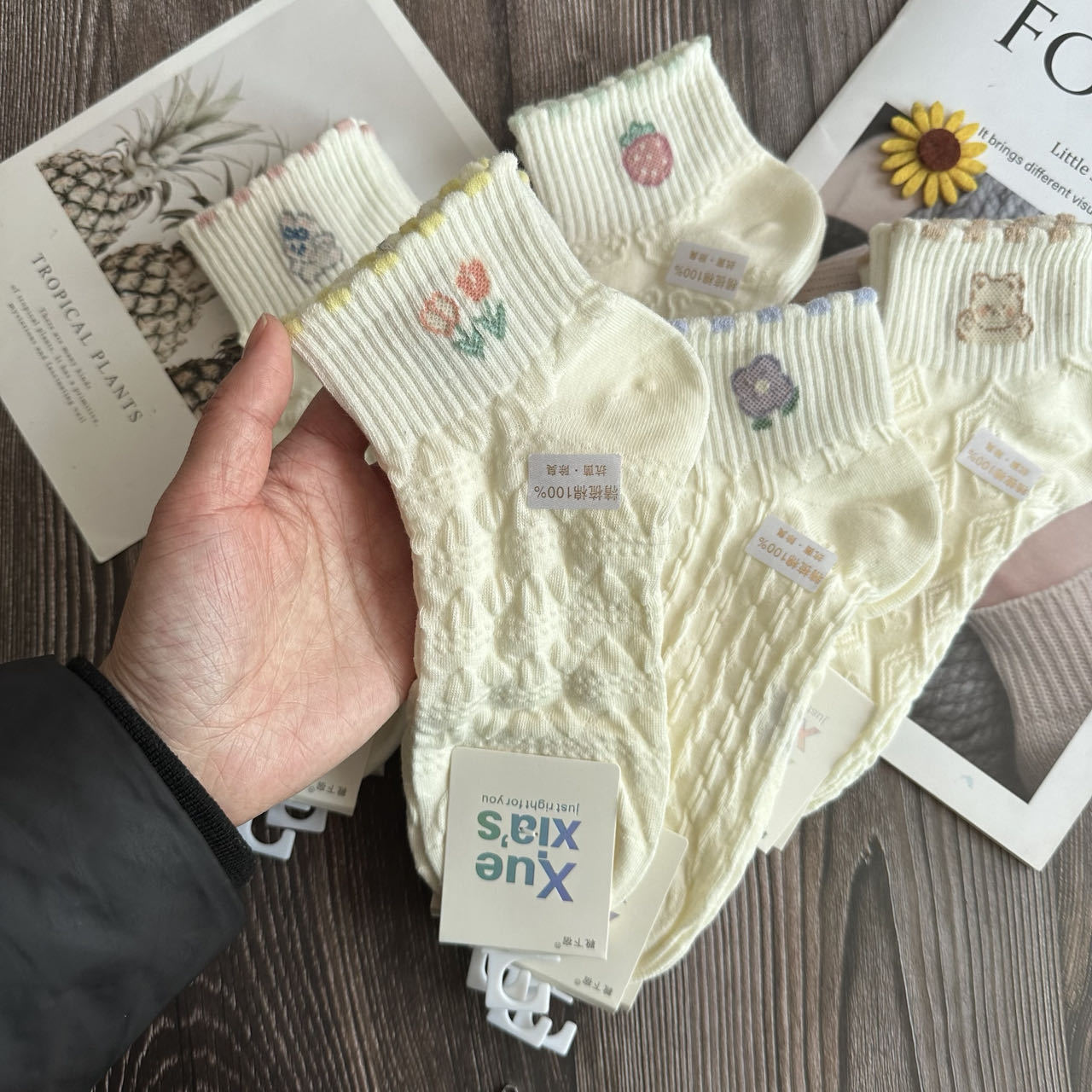 2024 nuevos calcetines finos de primavera y verano, calcetines de mujer, calcetines de algodón de tubo corto de encaje lindo de moda, múltiples estilos al por mayor