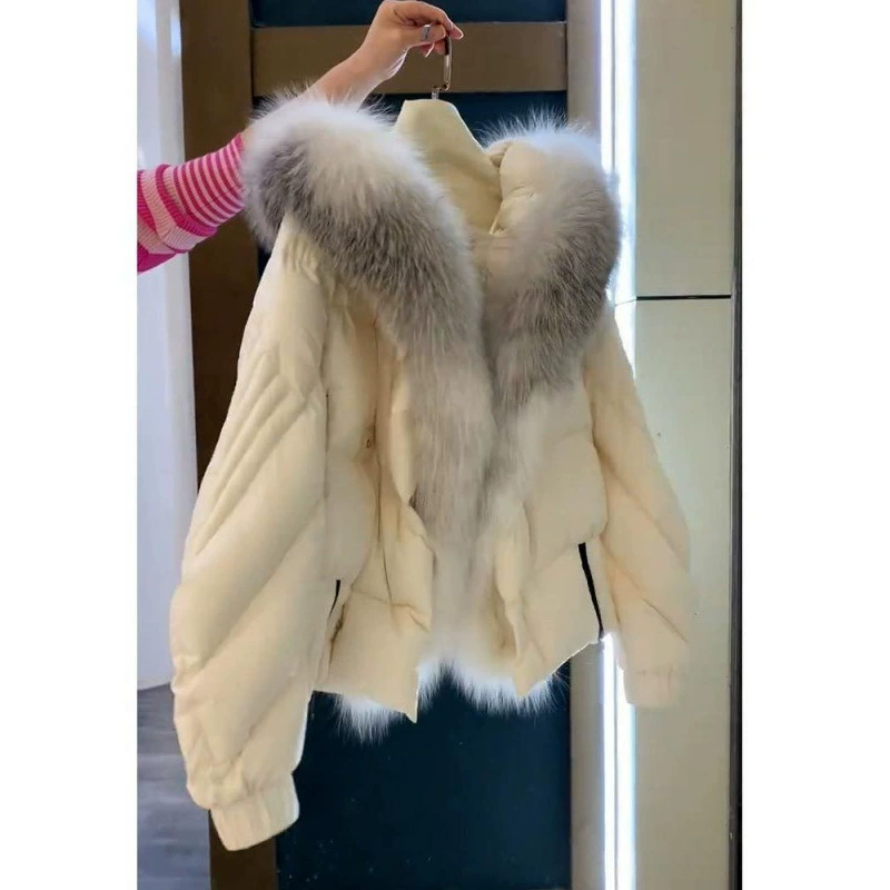 Белая короткая пуховка с наполнителем, в стиле Chanel