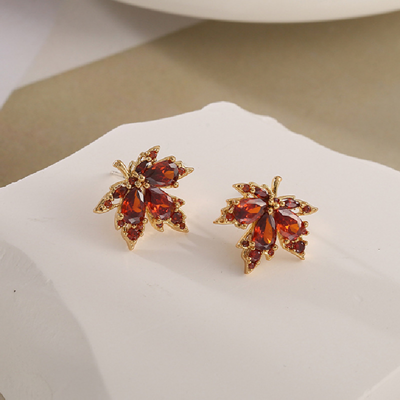 2211151 (1) 敢酷红色枫叶耳钉女2022年新款潮耳