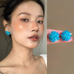 夏の涼しげな青い水ドリルのビーズのピアスの小さい大衆の復古の優しさはシンプルで美しい芸術は白い休暇のイヤリングを現します。