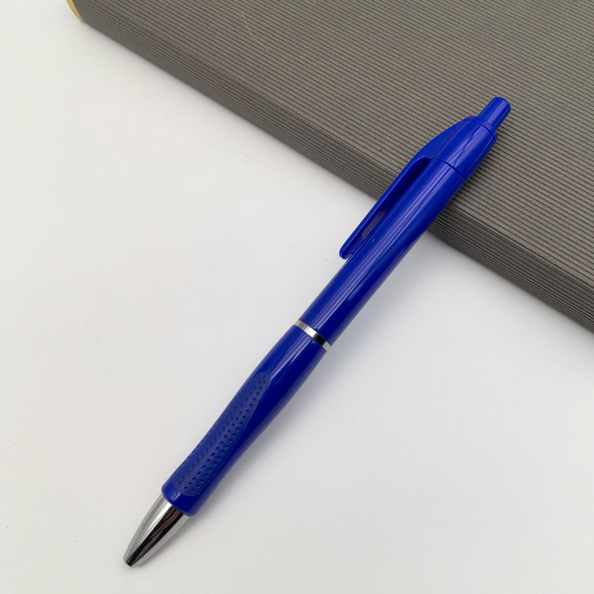 Suministro de bolígrafos publicitarios de plástico de doble formación, bolígrafos publicitarios transfronterizos, bolígrafos publicitarios baratos, venta caliente en Europa