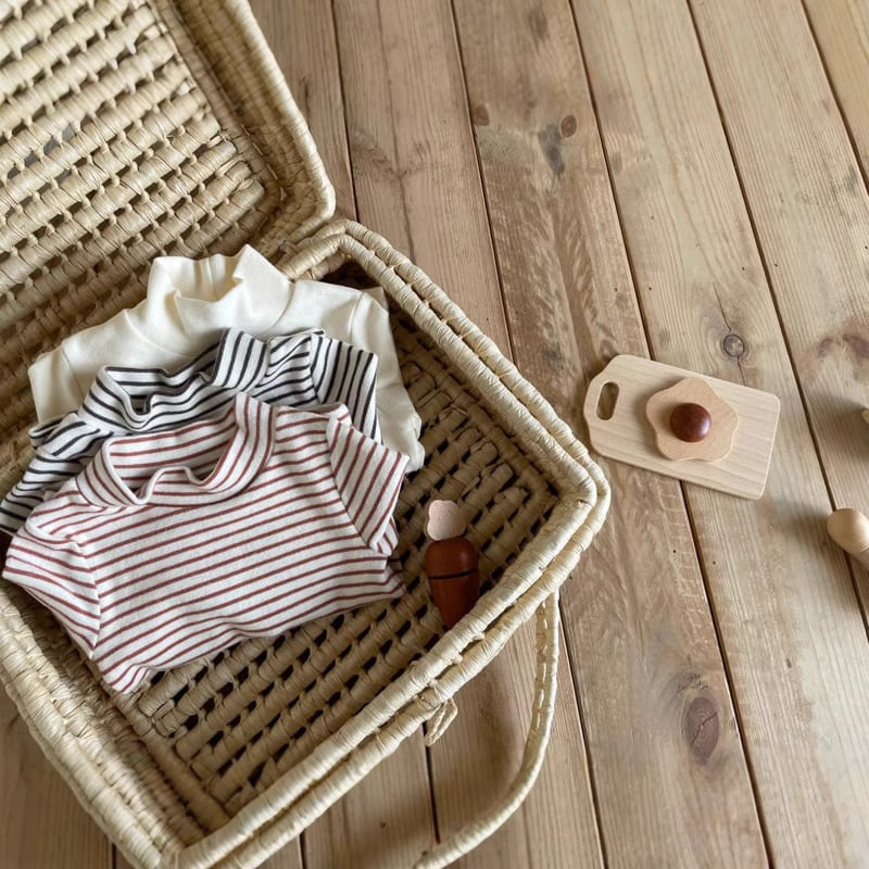 Camiseta de capa base para niños, ropa infantil de estilo coreano, camiseta de capa base a rayas con media cuello alto para bebé, jersey para bebé de primavera y otoño.