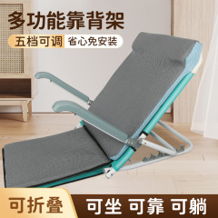 老人は寝たきりの背もたれ椅子で麻痺しています。