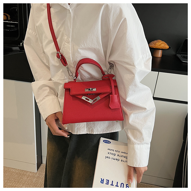This year, a new women's casual summer single-shoulder crossbody bag with a niche design is in vogue. The hand-held small square bag is popular undefined