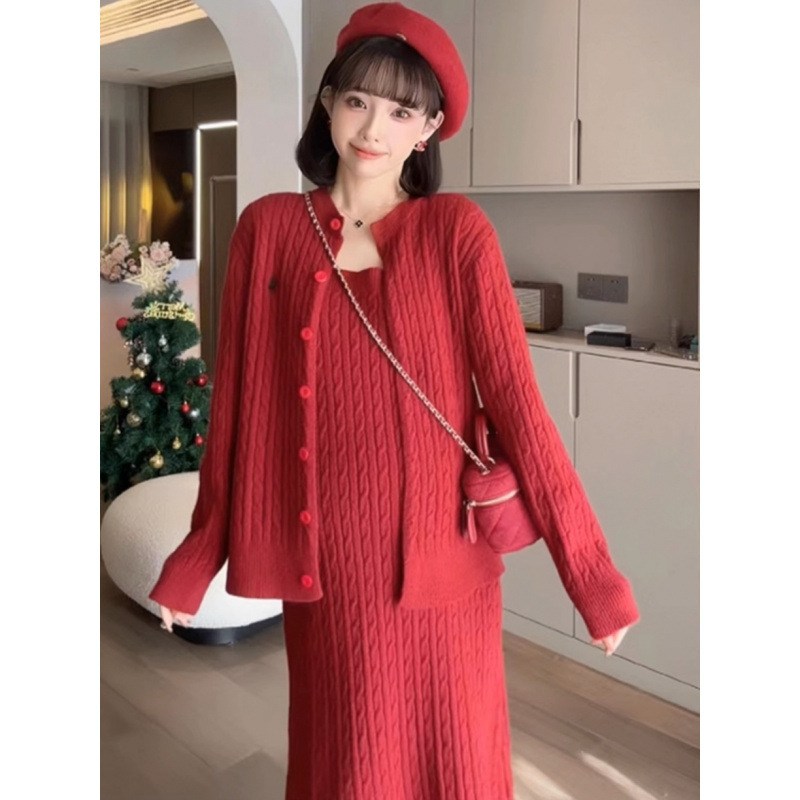 孕妇连衣裙秋冬2025新款加厚红色新年小香风针织哺乳吊带裙两件套|undefined