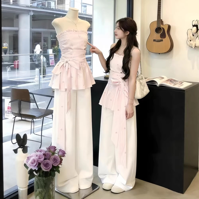 Korean-Style Outfit with a Gentle and Beautiful Style, Featuring a Stylish One-Shoulder Design, Stunningly Beautiful Jeans, and a Unique Pink Top Two-Piece Set Korean-Style Outfit with a Gentle and Beautiful Style, Featuring a Stylish One-Shoulder Design, Stunningly Beautiful Jeans, and a Unique Pink Top Two-Piece Set