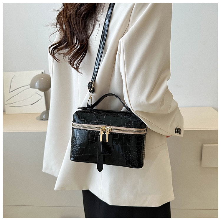 Women's Medium All Seasons Pu Leather Solid Color Streetwear Square Zipper Shoulder Bag Handbag Bucket Bag display picture 3