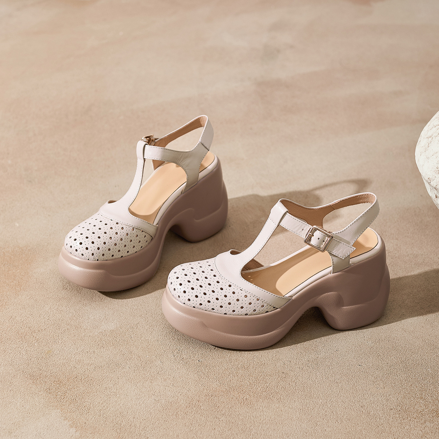 Sandal cao gót nữ quai ngang khóa T, đế dày 9.5 cm, gót thô — màu trắng ngà