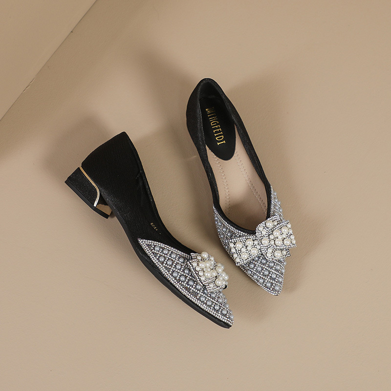 Red red punta zapatos de mujer 2024 nueva primavera y verano estilo francés poco profundo diamante de agua con suela suave tacones gruesos zapatos de mujer