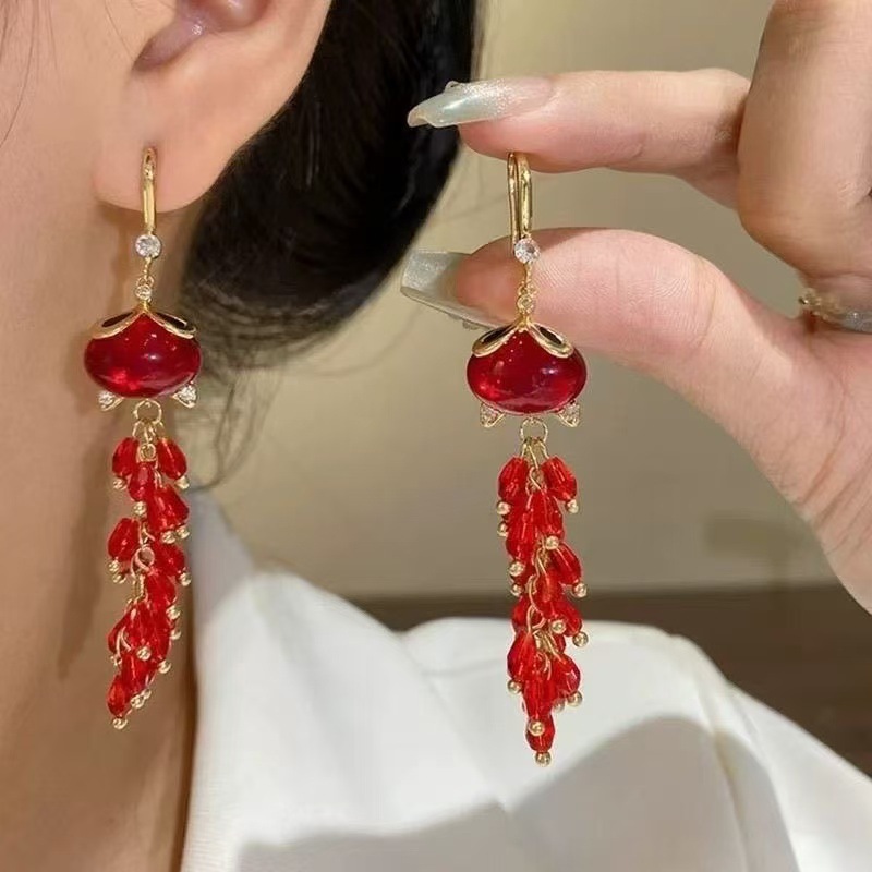 Nuevo estilo largo de zorro rojo gancho de orejas bordas lujosas lujosas mujeres delicadas sensación de alta calidad variedad pendientes de orejas de celebridades