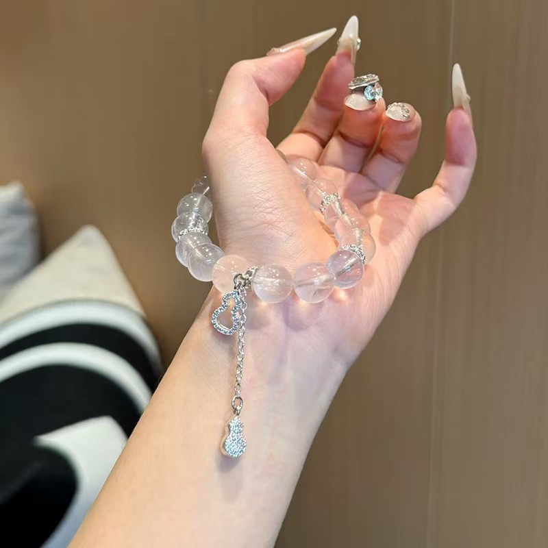 The same style of pink crystal bracelet on Xiaohongshu for women, with a unique and high-end feel. The white crystal bracelet is elegant and stylish. It's a pink crystal bracelet for women, 376 full figure