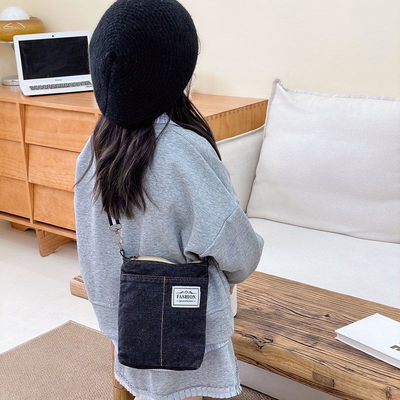 Bolsas de niños de denim de moda, etiquetas de moda, bolsas cuadradas, nuevas bolsas de hombro de comercio exterior para hombres y mujeres.