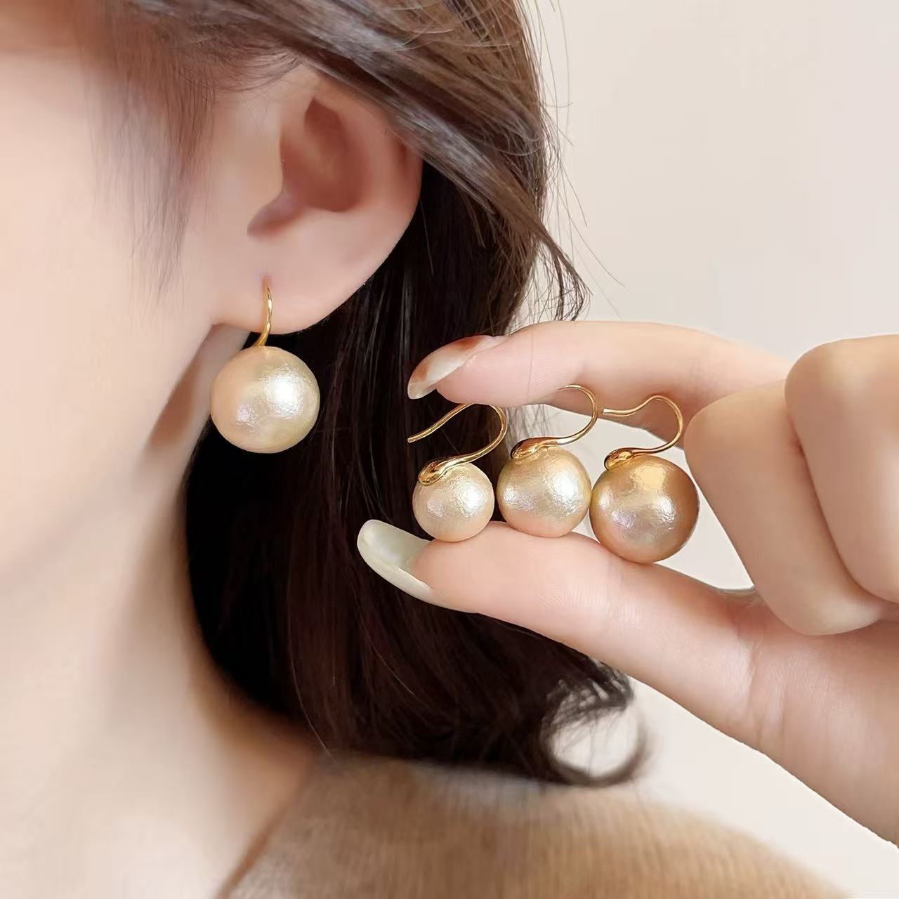 Pendientes de perlas de color gris de cáñamo real Pendientes de temperamento retro de lujo ligero y de alta gama Pendientes de moda femenina gancho de oreja de viento frío