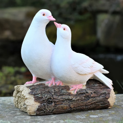 模擬鳩樹脂工芸品 2 つの白い鳩が木の切り株に立つ装飾装飾品屋外の庭の鳥の装飾品