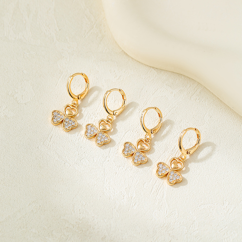 Aretes de trébol de lujo ligero en 2025 nuevo estilo de nicho de diseño de botones de orejas de borda de alta calidad de moda para mujeres aretes de orejas