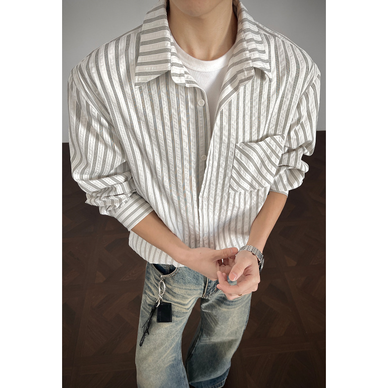 Camicia a maniche lunghe da uomo americana a righe grigie e bianche in stile retrò, ideale per la primavera, con un elegante effetto drappeggio._voghion.com