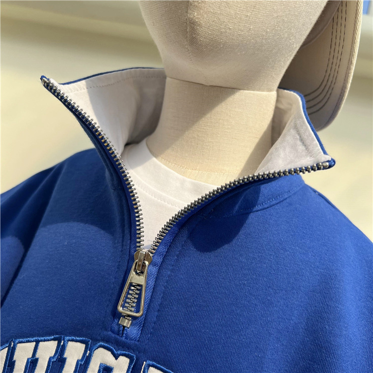 Felpa con cappuccio blu Klein a maniche lunghe con colletto rialzato e alfabeto ricamato per ragazzi coreani autunnali 2024_voghion.com