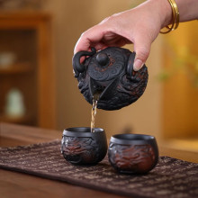 紫陶飞龙手抓壶大号泡茶壶建水复古堆雕手工便携式旅行紫陶手抓壶