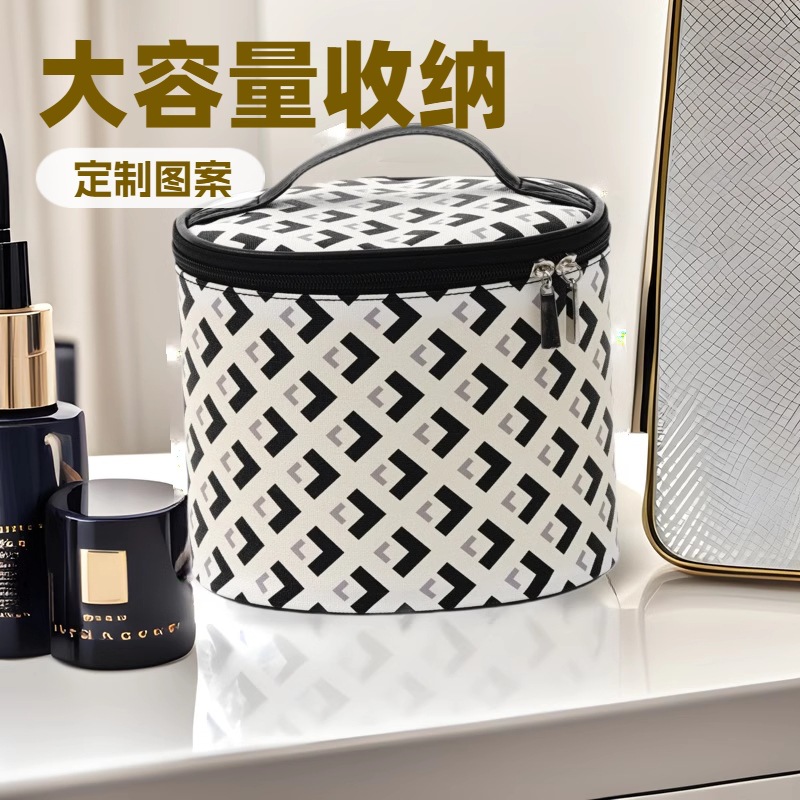 Handheld capacious purse for traveling