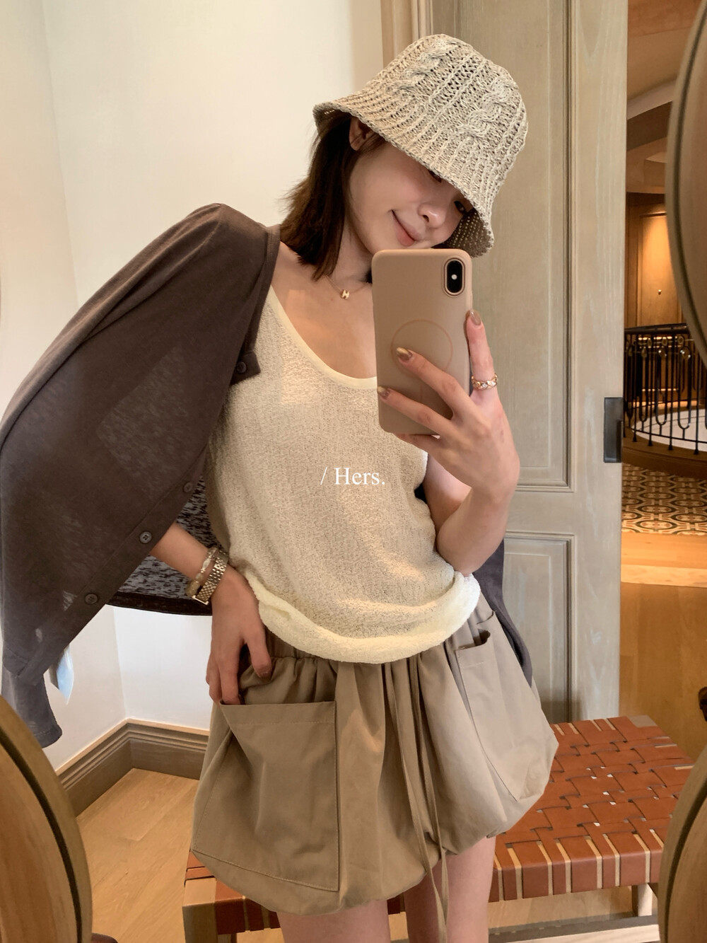 Áo hai dây nữ thiết kế Hàn Quốc chất liệu vải có họa tiết nổi, mặc ngoài hoặc mặc trong, tôn dáng thanh lịch — màu đen, màu xám, màu mơ, màu đỏ chi tiết 6