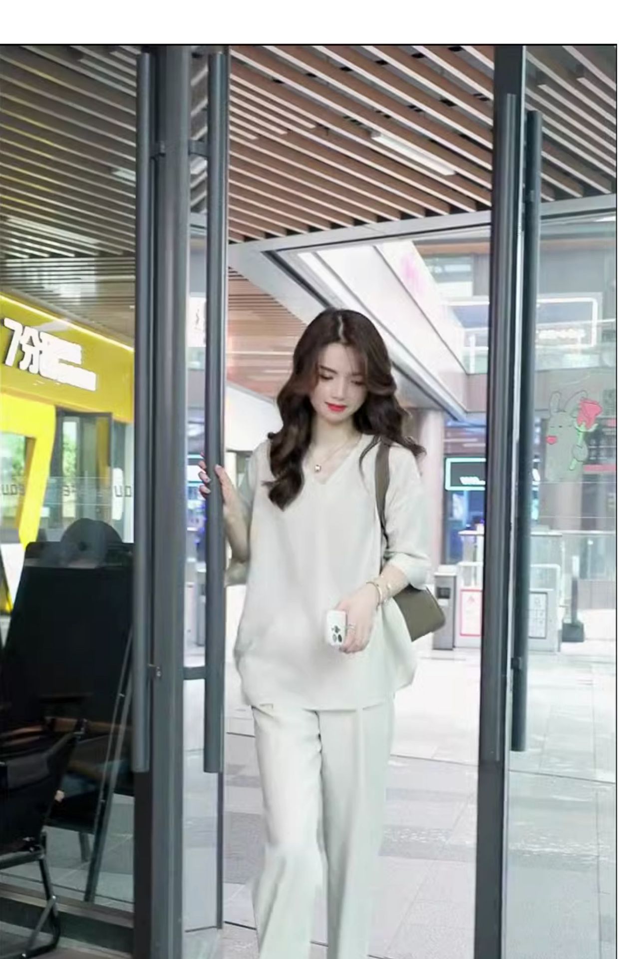 Bộ đồ công sở nữ hai mảnh mùa hè phong cách lạnh lùng cao cấp — Màu trắng be chi tiết 3