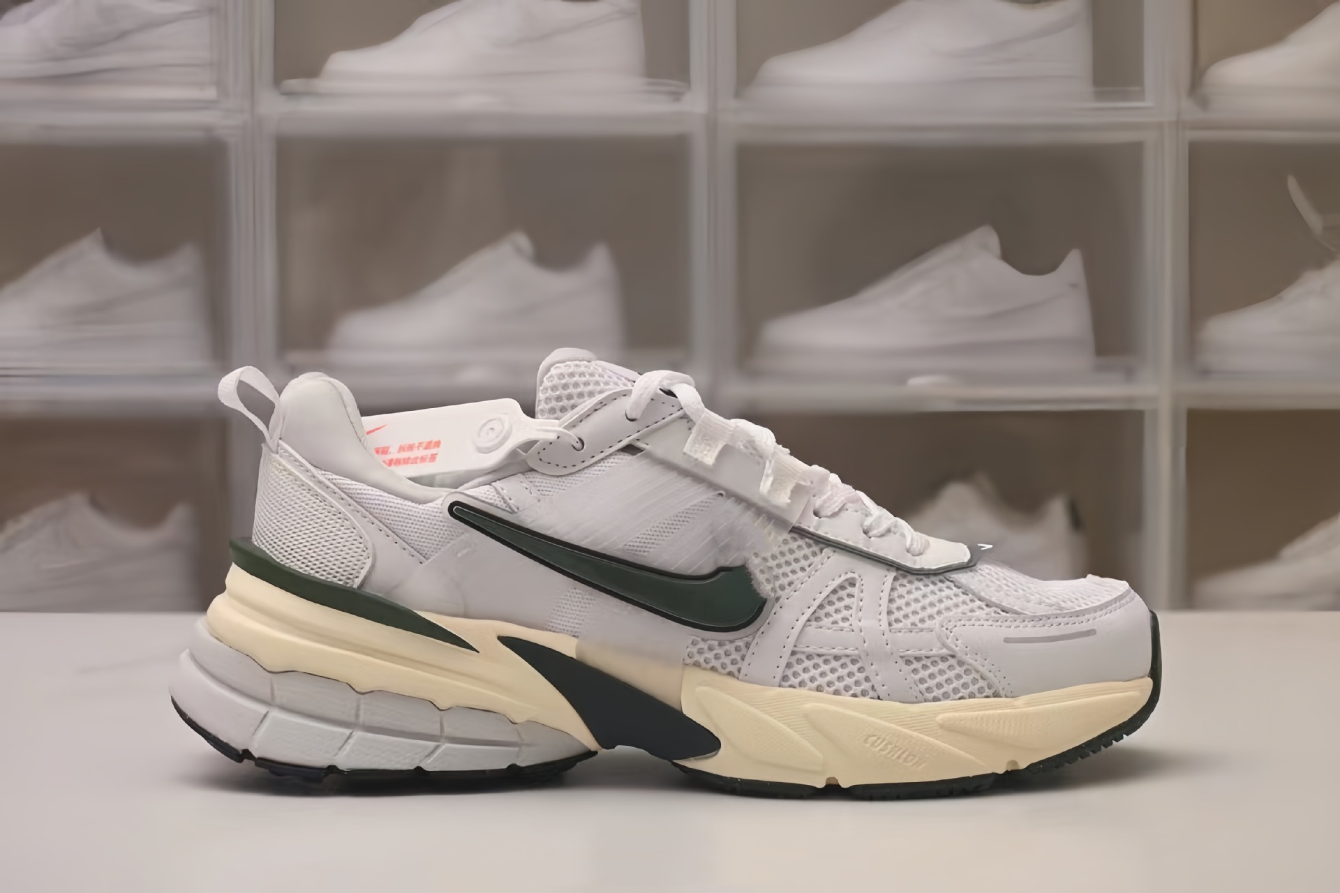 V2K 실행 - 흰색 및 녹색