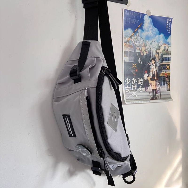 크로스바디 또는 싱글 숄더로 착용 가능 - 다크 그레이 *N개의 포켓이 있어 매우 실용적입니다.