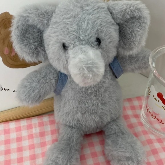 リュックサックの小さい象のぬいぐるみの超柔らかいかわいい人形はぬいぐるみをなだめます。|undefined