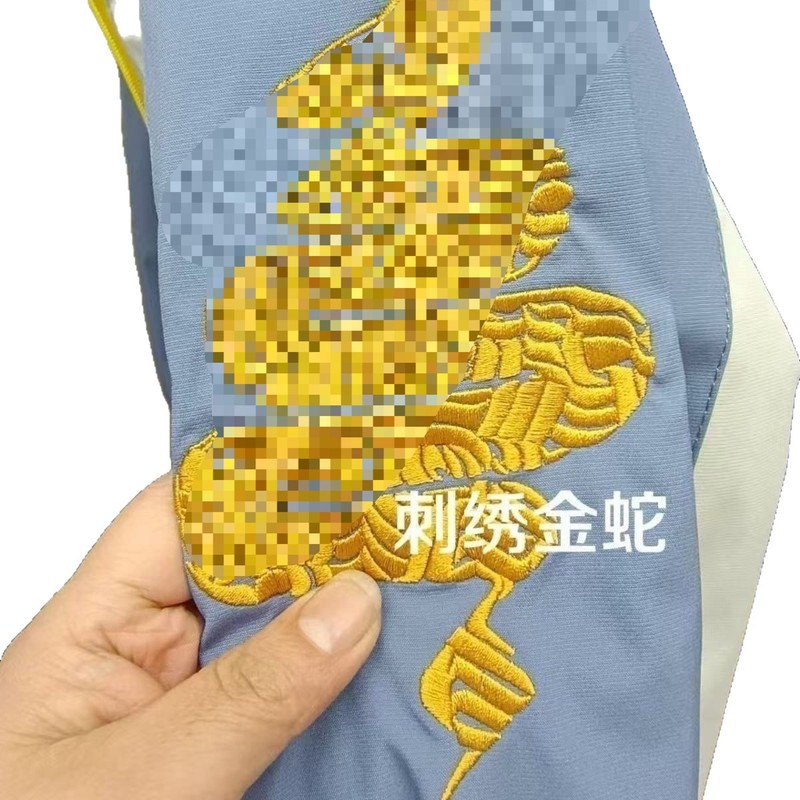 学生党冲锋衣蛇年限定防风防水高级连帽外套男女同款刺绣外套纯元|undefined