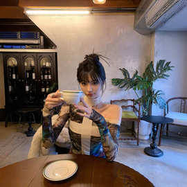 辣妹性感印花十字架显瘦设计新款2025年冬季短款扎染修身长袖上衣
