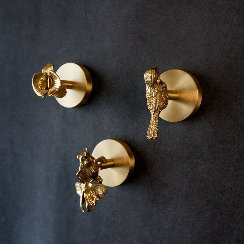 Gancho de pared creativo de estilo europeo después del cierre de la puerta del pasillo Gancho de ropa sin clavos de latón al por mayor de fábrica