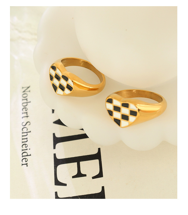 Fashion Creative Peach Heart Checkerboard Titanium Steel 18k Real Gold Plated Ring display picture 7