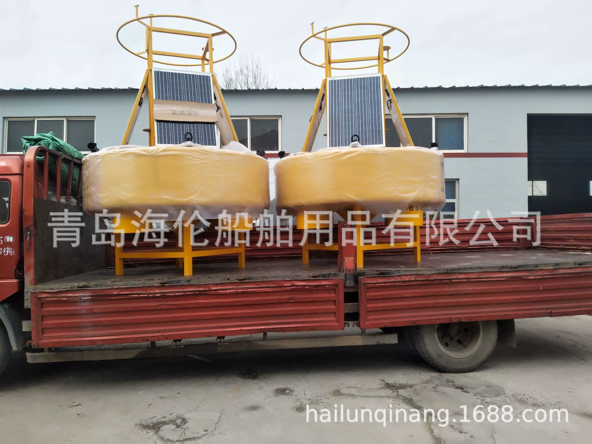 Материал полицейского контролирует воду, текст/качество воды/погода, океанский буй, поплавок