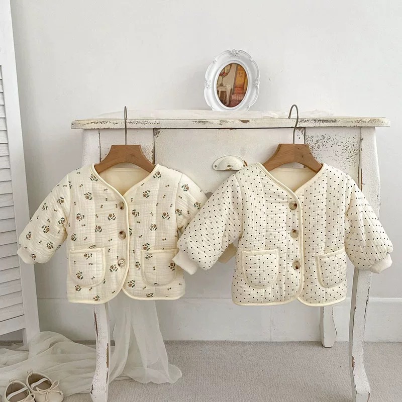 Capa de algodón para niños invierno engrosado bebé fuera de la ropa 2025 otoño y invierno ropa coreana impresa de hilo de algodón de acero