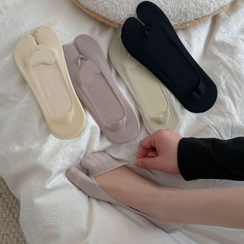 A Must-Have for Tabi Girls! Thin Split-Toe Boat Socks, Two-Toe Socks for Women, Soft Cushioning, Shock Absorption, Invisible, Non-Slip, Ice Silk Cool Sensation A Must-Have for Tabi Girls! Thin Split-Toe Boat Socks, Two-Toe Socks for Women, Soft Cushioning, Shock Absorption, Invisible, Non-Slip, Ice Silk Cool Sensation