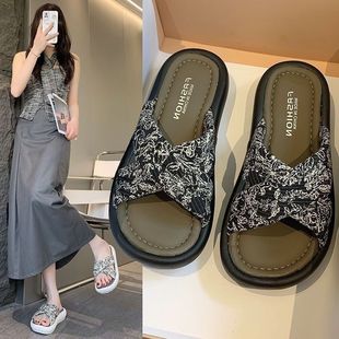 Thick-Soled Slippers for Women to Wear Outside 2025 Summer New Cross-Over Slippers with Soft Soles and Fashionable Sandals