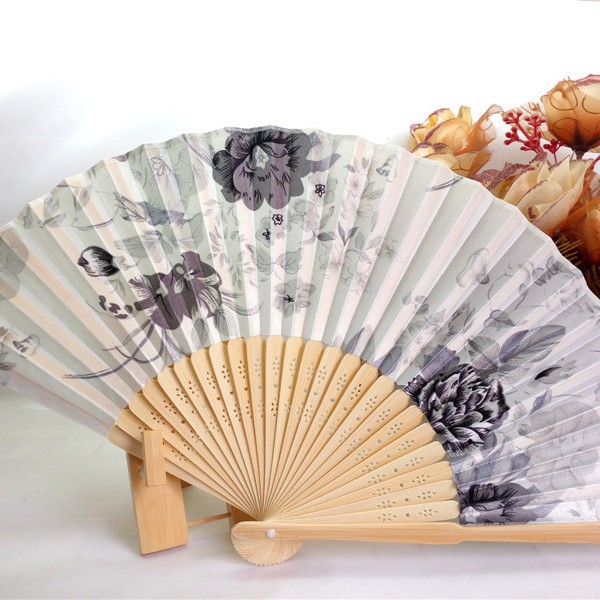 Hay en stock Changsha regalo ventilador 21cm estilo japonés bambú seda ventilador color primario hueso satén paño ventilador