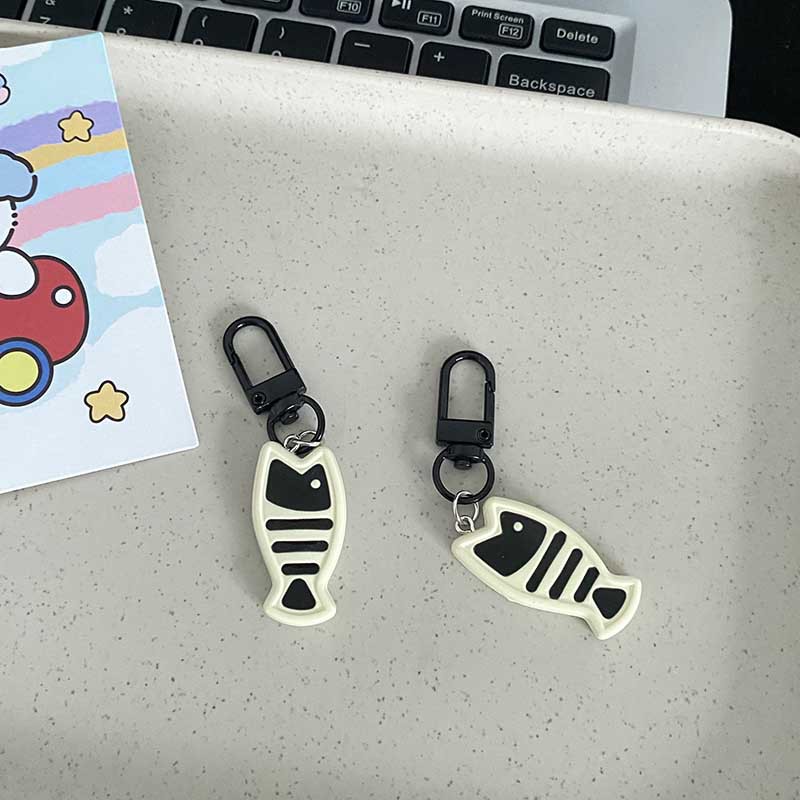 黒猫の口の魚の樹脂のアニメのキーホルダーの韓国版のかばんのペンダントのカップルのスーツのお嬢さんの贈り物の部品