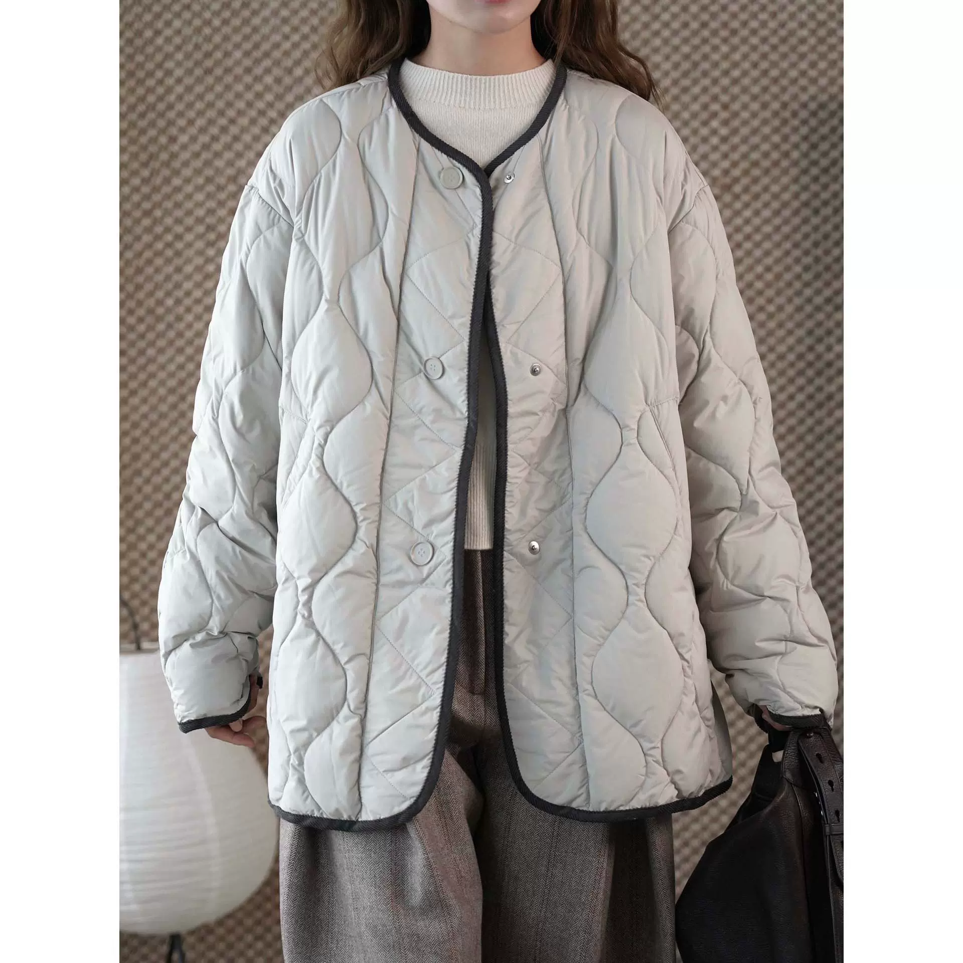 卢浮冬季新款日系时髦简约衔缝撞色95鸭绒羽绒服廓形宽松外套女