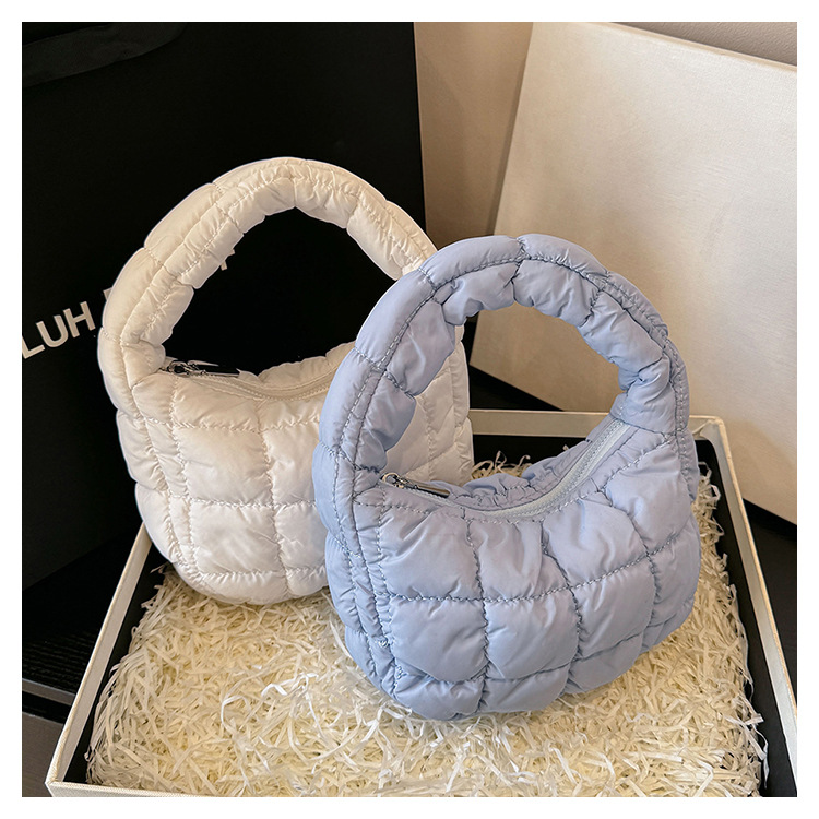 Femmes Petit Nylon Couleur Unie De Base Fermeture Éclair Sac En Forme De Nuage display picture 32