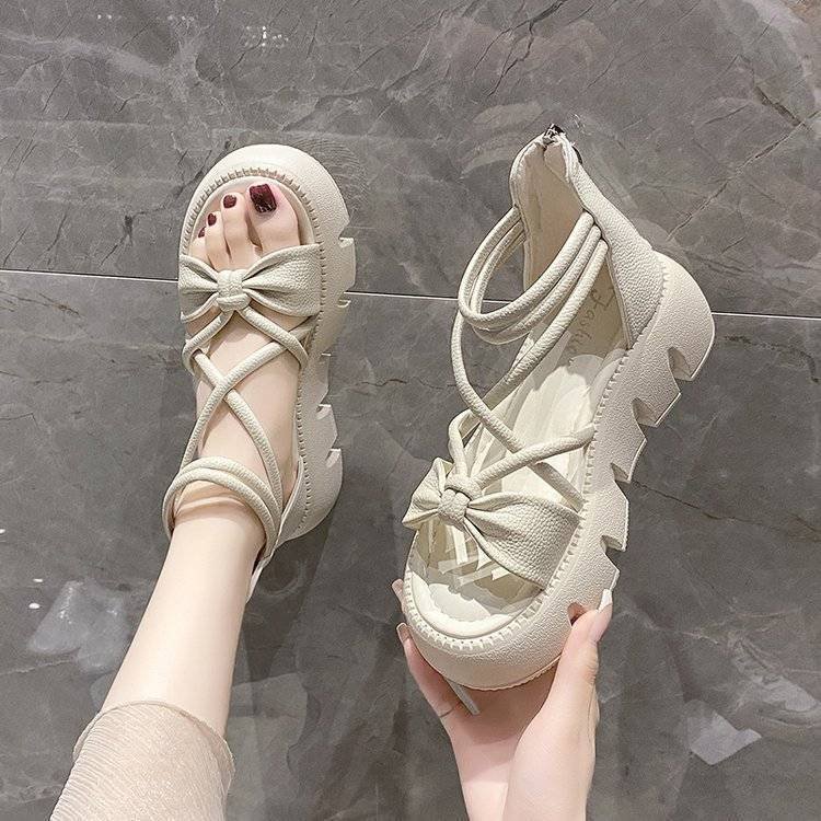 Sandalias romanas para mujer 2024 ropa exterior de verano, estilo fragante suave con falda, sandalias de plataforma de bizcocho de aumento de hombre pequeño
