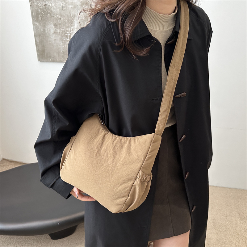 Bolso pequeño casual ligero y versátil para mujer 2024 nuevo bolso bandolera de tela de nailon super fuego plisado bolso de axila de un solo hombro